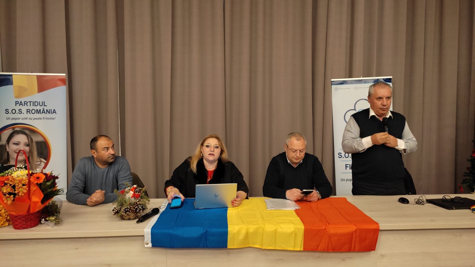  Show nationalist ieri la Hotel Unirea: Diana Şoşoacă şi soţul şi-au prezentat partidul şi noii colegi de la Iaşi