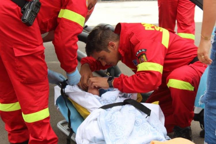  O copilă de cinci ani a supravieţuit după ce a căzut de la etajul 5 al unui bloc din Capitală