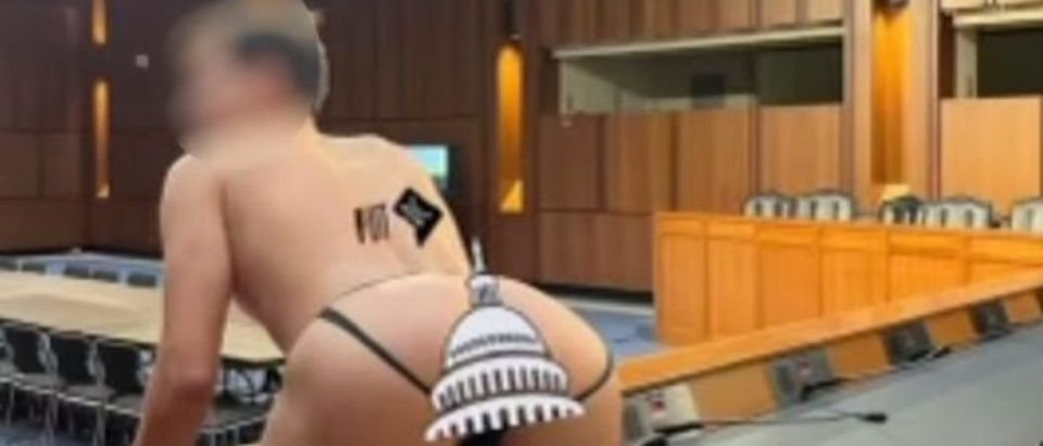  Doi bărbaţi par să facă sex într-o celebră sală de audieri a Senatului SUA