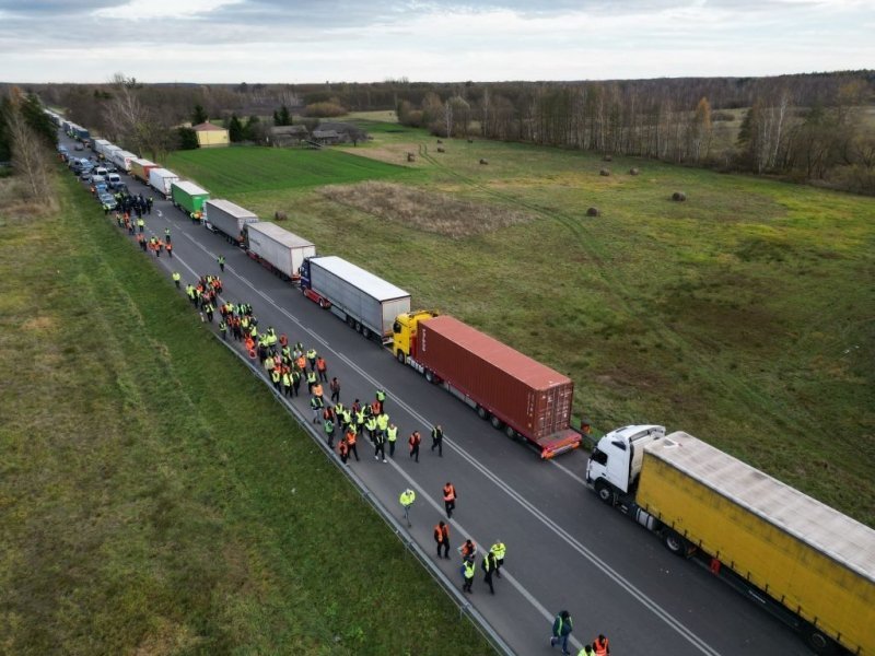  Un al treilea şofer de camion ucrainean a murit în timp ce aştepta la graniţa blocată cu Polonia