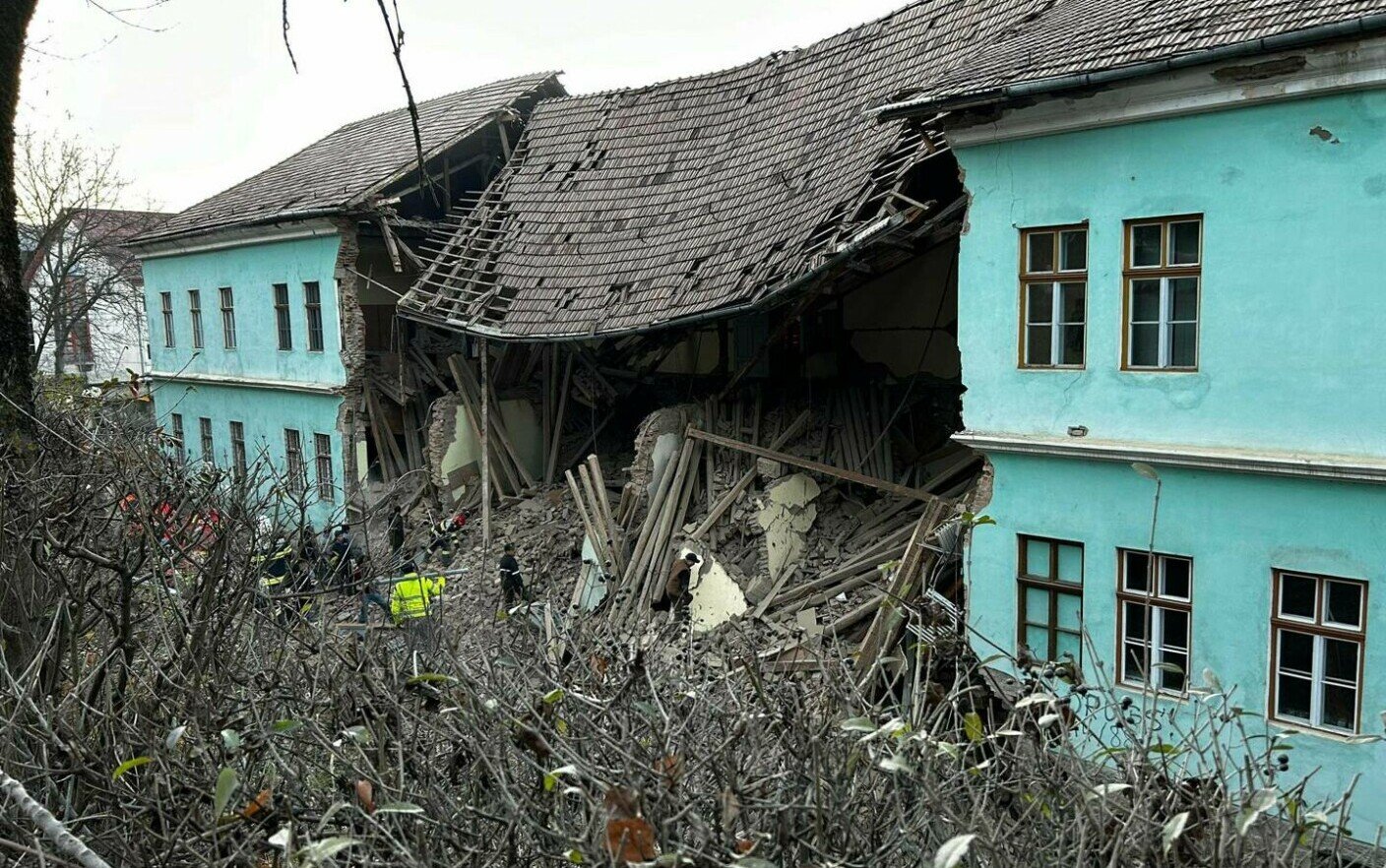  Un perete al unui internat din Odorheiul Secuiesc s-a prăbușit peste patru adolescenți. O victimă este în stare gravă