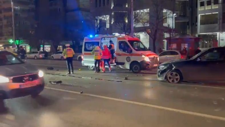  Accident cu trei autoturisme şi două victime în centrul Iaşului – VIDEO