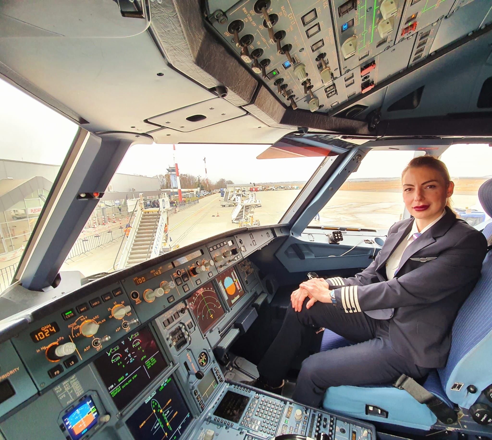  Iaşul are o femeie comandant de avion: „Siguranţa e cea mai importantă. Dacă vreau adrenalină mă duc într-un roller coaster” (VIDEO)
