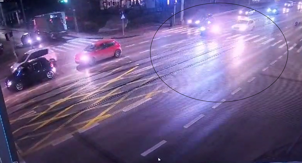  VIDEO: Maşina izbită şi aruncată pe marginea drumului la baza pasajului Nicolina