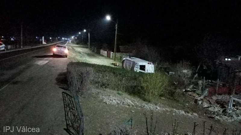  Autoutilitară răsturnată la Ioneşti: un bărbat de 45 de ani a murit şi două persoane au fost rănite