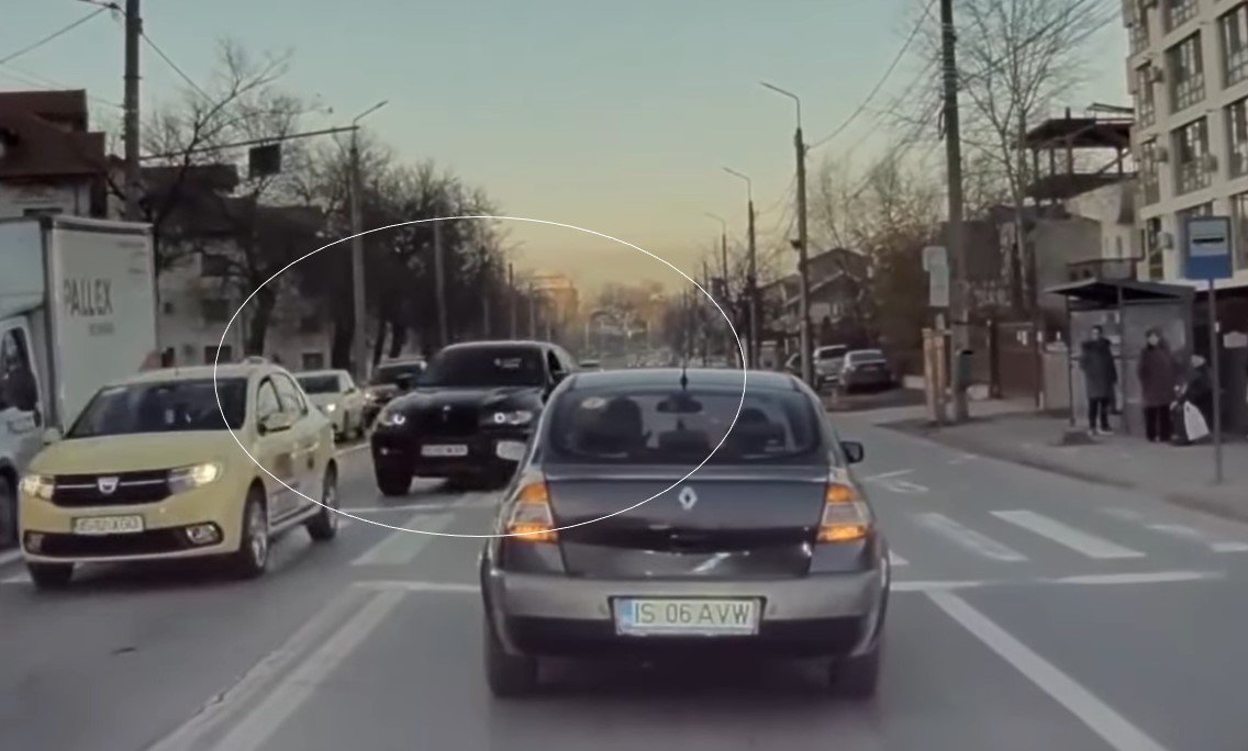  Hal de depăşire la Iaşi: Şoferul unui BMW surprins în timp ce efectua o depăşire foarte periculoasă (VIDEO)