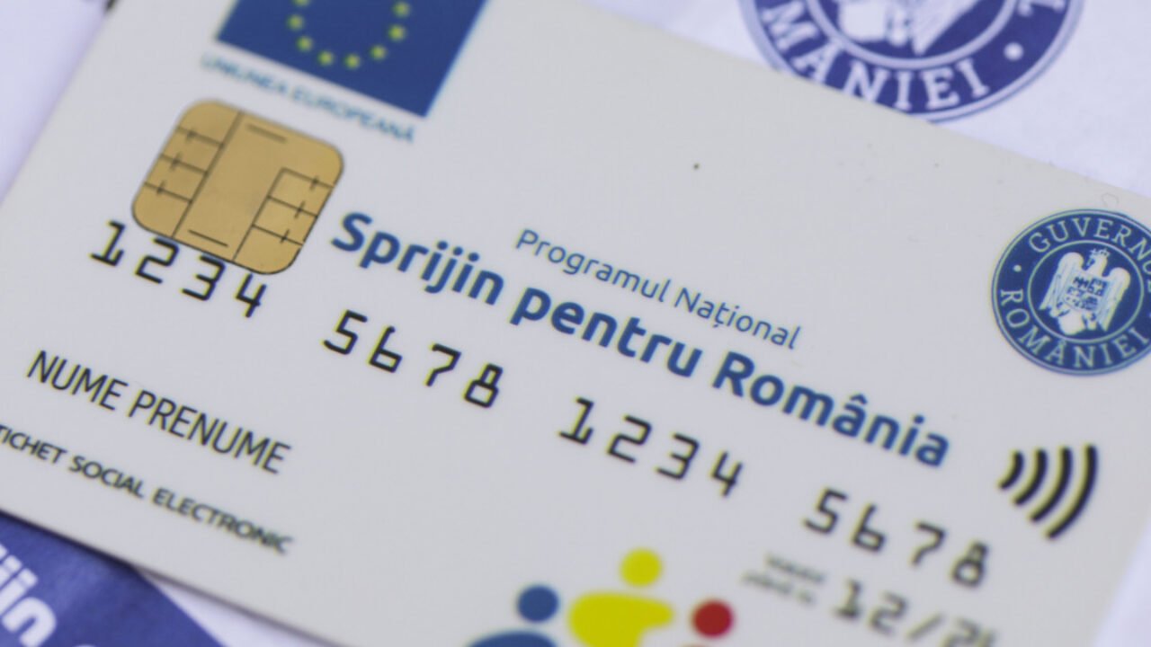  Guvernul a decis: Valoarea cardurilor sociale se reduce la jumătate! De când vor primi românii doar 125 de lei