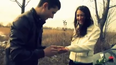  Doi tineri români fac înconjurul lumii cu cererea lor de căsătorie (VIDEO)