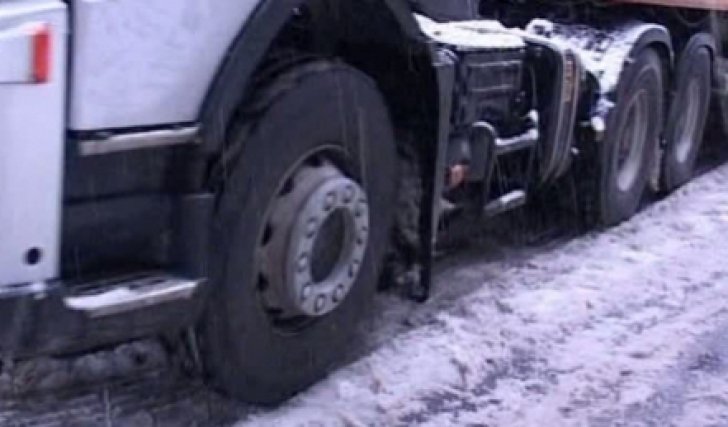  Camioane împotmolite din cauza ninsorii de noaptea trecută în judeţul Iaşi