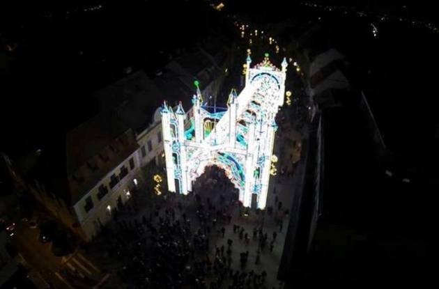  VIDEO. De ce este Sibiul mai frumos decât Iaşul. Premieră în România cu tunel din leduri luminoase