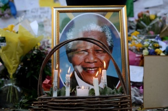  Nelson Mandela, ultima zi în faţa naţiunii care îl idolatrizează