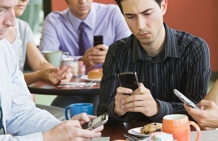  Dependenţa de telefoane mobile inteligente cauzează stres continuu?