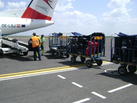  Călătorii din avion au ajuns la Iaşi, bagajele la Bucureşti. Problemele nu s-au oprit aici