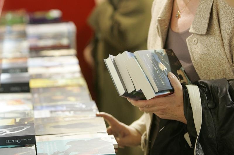  CELE MAI FURATE cărţi din librării în 2013: „De ce este România altfel” şi „Fii demn”, în top