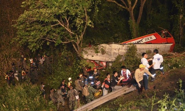  Cel puţin 29 de persoane au murit într-un accident de autocar în Thailanda