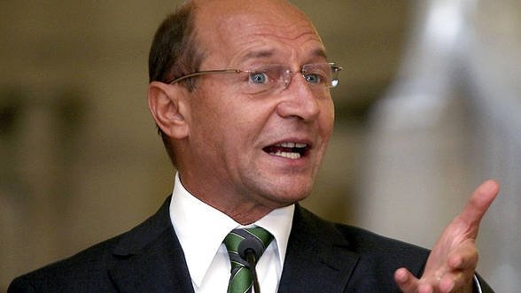  Băsescu îi cere „imperativ” lui Ponta „să înceteze de îndată orice atac la adresa justiţiei”