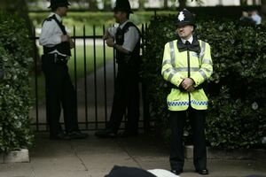  După revoltele violente din 2011 de la Londra, poliţiştii vor purta, pe lângă arme, şi camere video