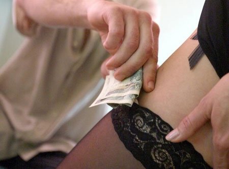  Un ieşean a găsit un portofel plin de bani şi s-a dus la prostituate