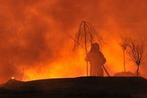  Pompierii piromani: Provocau incendii şi apoi participau la stingerea lor