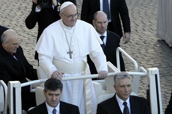  Papa consideră internetul ‘un dar al lui Dumnezeu’ şi le recomandă catolicilor să fie ‘cetăţeni ai erei digitale’