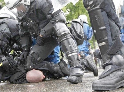  Doi poliţişti băgaţi în puşcărie de un român, în Elveţia