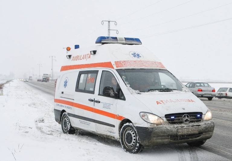  Bărbat scos mort de sub zăpadă de către medicii de la Ambulanţă