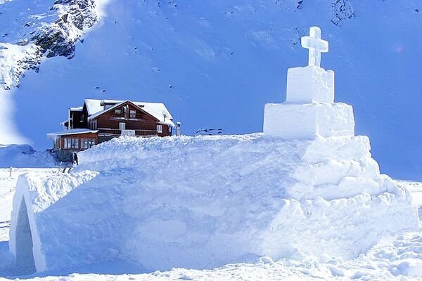  Zăpadă de peste un metru la Bâlea Lac: de luni vor începe lucrările la biserica de gheaţă