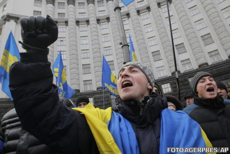  Preşedintele Ucrainei cedează de frica manifestanţilor. Viktor Ianukovici şi opoziţia au ajuns la un acord privind anularea legilor contestate