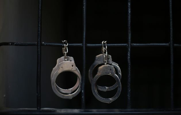  Patru poliţişti condamnaţi pentru că l-au snopit în bătaie pe un bărbat din Voineşti