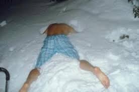  Un băiat de 18 ani s-a îmbătat şi a adormit în zăpadă la Iaşi