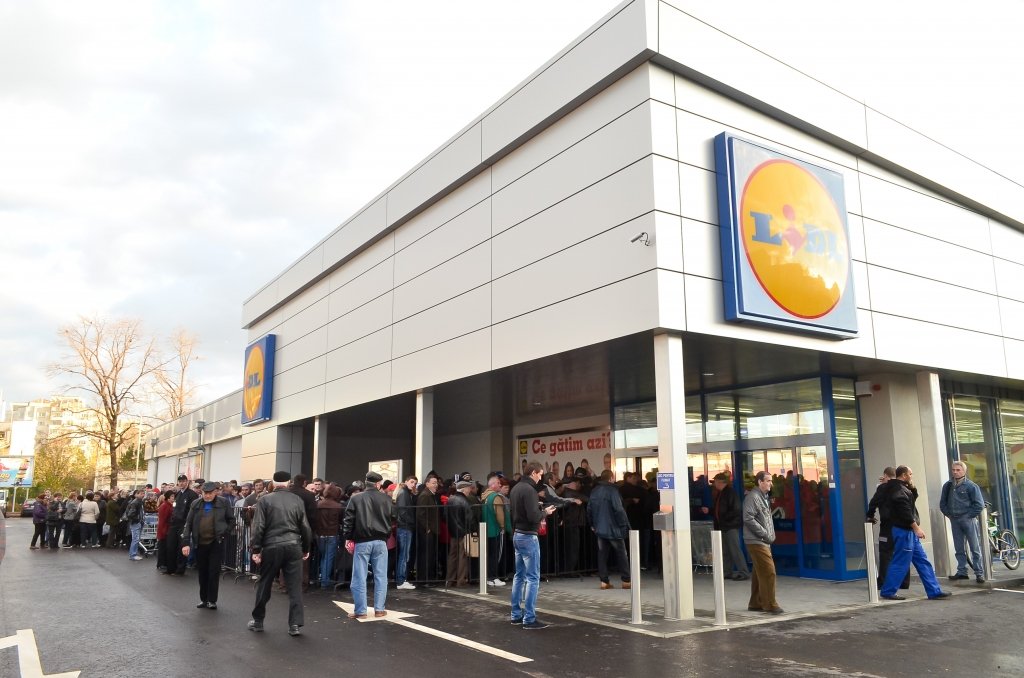  În Nicolina se deschide un nou supermarket. Reduceri masive (GALERIE FOTO)