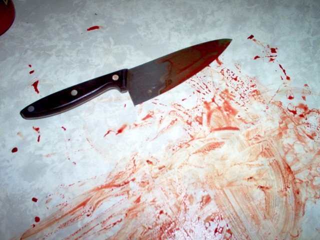  O femeie geloasă i-a tăiat pieptul soţului cu un cuţit, apoi l-a lăsat să plece la spital