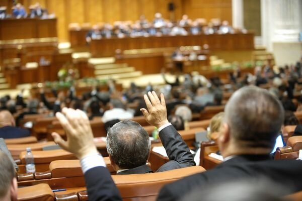  Comisiile din Senat propun respingerea noului Cod Rutier. Voturile împotrivă şi abţinerile – PNL şi PDL