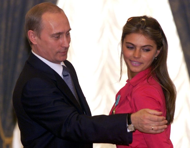  Presa rusă speculează că Vladimir Putin s-a căsătorit cu sportiva Alina Kabaieva. Cei doi, surprinşi cu verighete