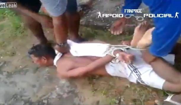  Justiţie braziliană. Au legat un hoţ de mâini şi picioare, apoi l-au pus pe un muşuroi de furnici (VIDEO)