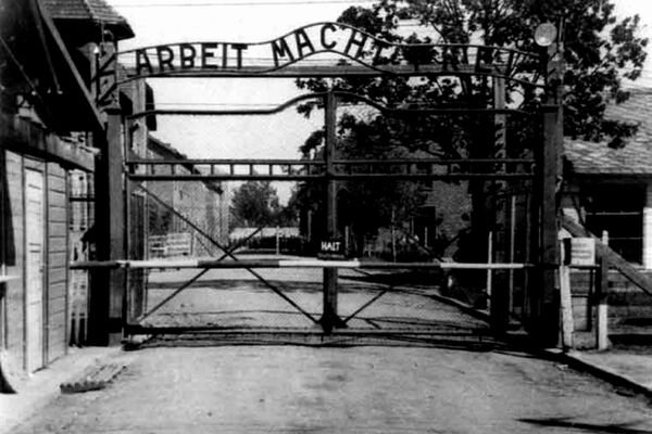  Percheziţii la domiciliul a doi presupuşi gardieni de la Auschwitz