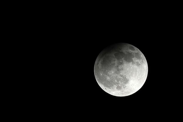  Un ASTEROID s-a prăbuşit pe Lună. Fenomenul a fost înregistrat