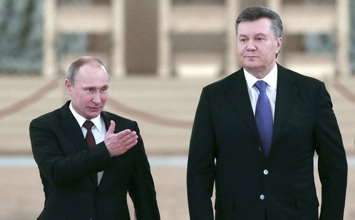  Vocea Rusiei: In mod normal, Ianukovici trebuia sa fie deja mort, dar se pare ca Dumnezeu ii are in paza pe prosti