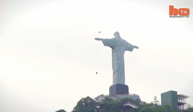  Doi tineri au zburat pe lângă statuia lui Iisus din Rio de Janeiro (VIDEO)