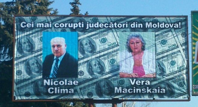  Afişe cu „cei mai corupţi judecători din R. Moldova”, pe străzile din Chişinău