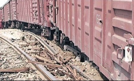  Trei vagoane ale unui tren de marfă care transporta motorină au deraiat
