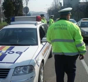  Poliţist târât cu maşina de un şofer care nu a vrut să oprească la un control de rutină