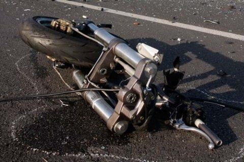  Un motociclist a zburat după un impact violent în apropiere de Antibiotice