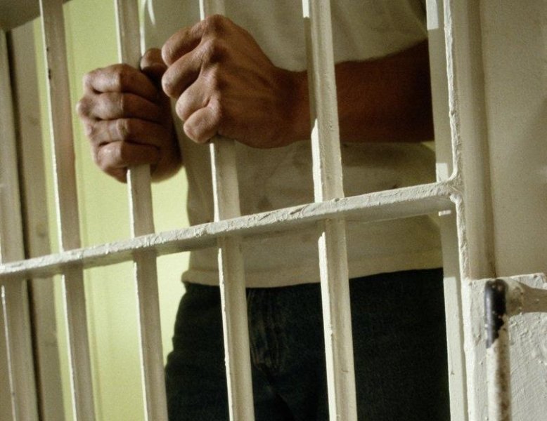  Bărbat condamnat la 11 ani de închisoare după ce şi-a violat sora şi fiica de 13 ani