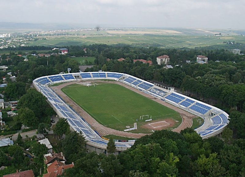  Stadionul din Copou, îngrijit de firma lui Adrian Oprişan. Nu s-a făcut licitaţie