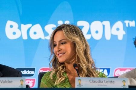  Brazilianca Claudia Leitte şi tricoul „Barcei”, cenzurați de FIFA