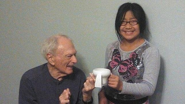  VIDEO Ceaşca cu trei toarte, invenţia unei fetiţe pentru bunicul ei bolnav de Parkinson