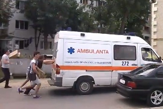  HEI-RUP pentru pornirea unei ambulanţe în Iaşi. Au ieşit din bloc să ajute (VIDEO)