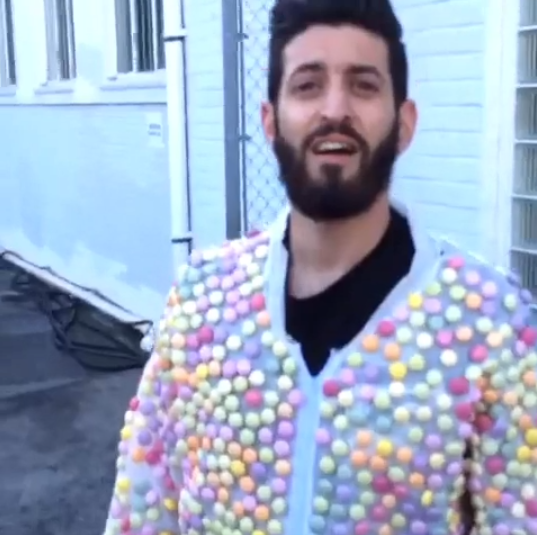  S-a îmbrăcat în bomboane Mentos şi s-a aruncat într-un bazin de Cola (VIDEO)