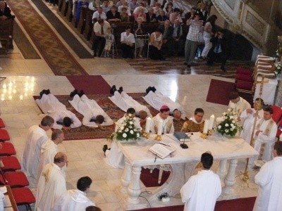  Slujba impresionantă la catedrala romano-catolică din Iaşi: 29 de tineri vor fi hirotoniţi întru Preoţie